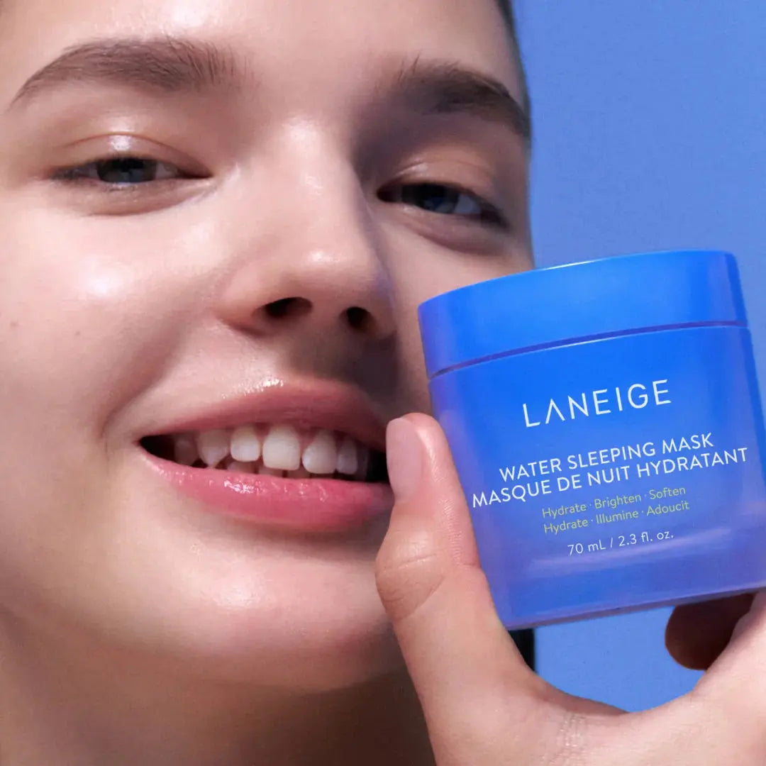 Vrouw houdt een potje LANEIGE Water Sleeping Mask vast
