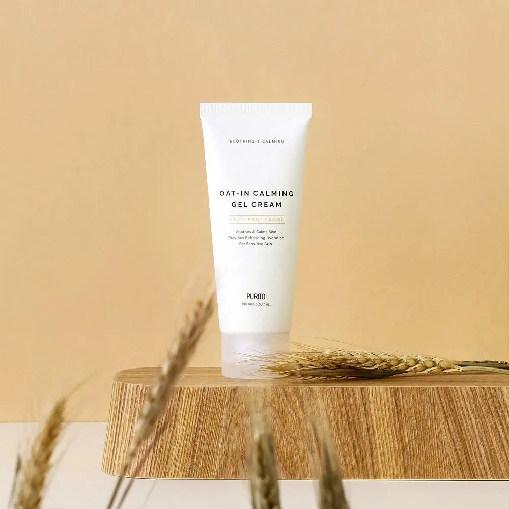 Purito Oat-in Calming Gel Cream omringd door havergranen