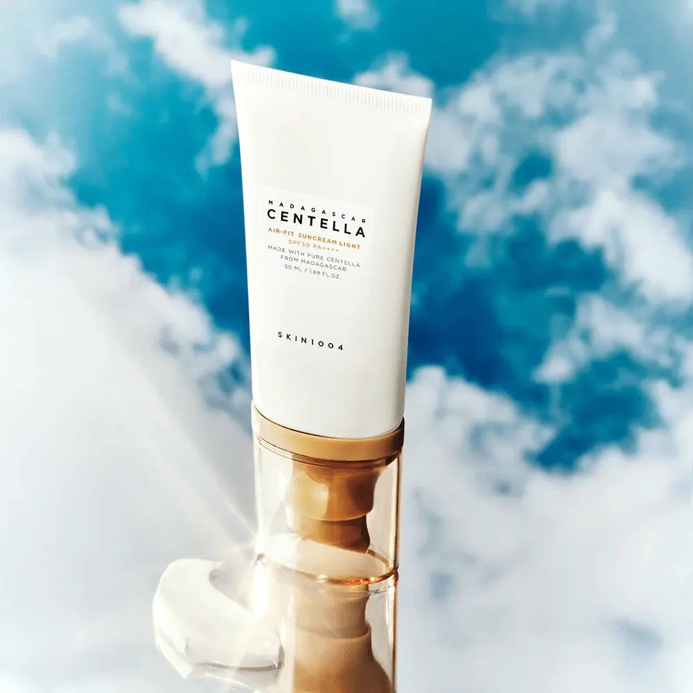 SKIN1004 Air Fit Centella sunscreen met crème swatch tegen wolkenlucht