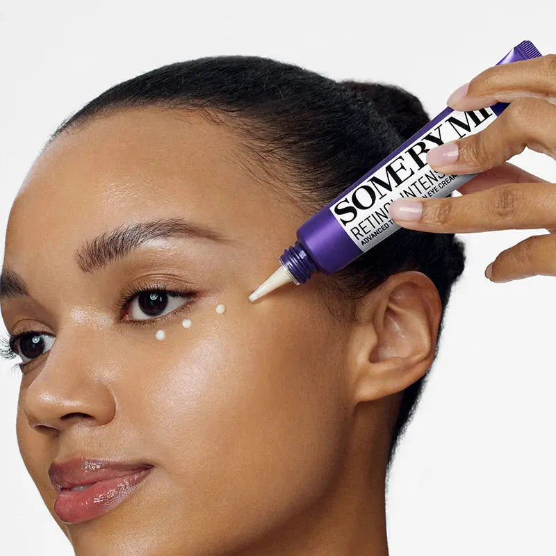 Vrouw brengt SOME BY MI Retinol Intense Advanced Triple Action Eye Cream aan rond haar oog