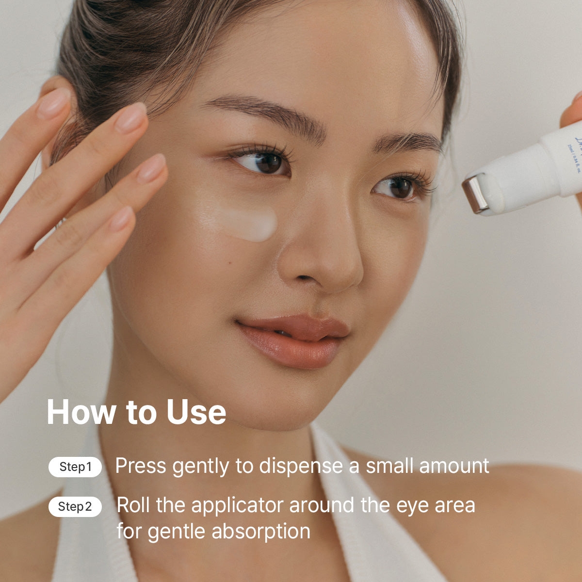 Hoe gebruik je de Dr. Althea Retinol Flat Iron Eye Roller: model rolt het serum rond de ogen