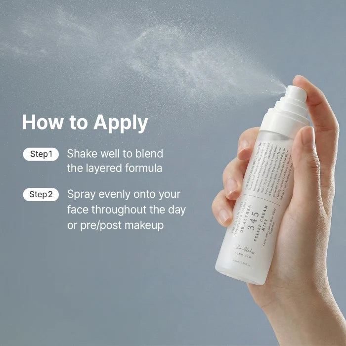 Dr. Althea 345 Relief Cream Mist wordt over het gezicht gesproeid als fijne nevel