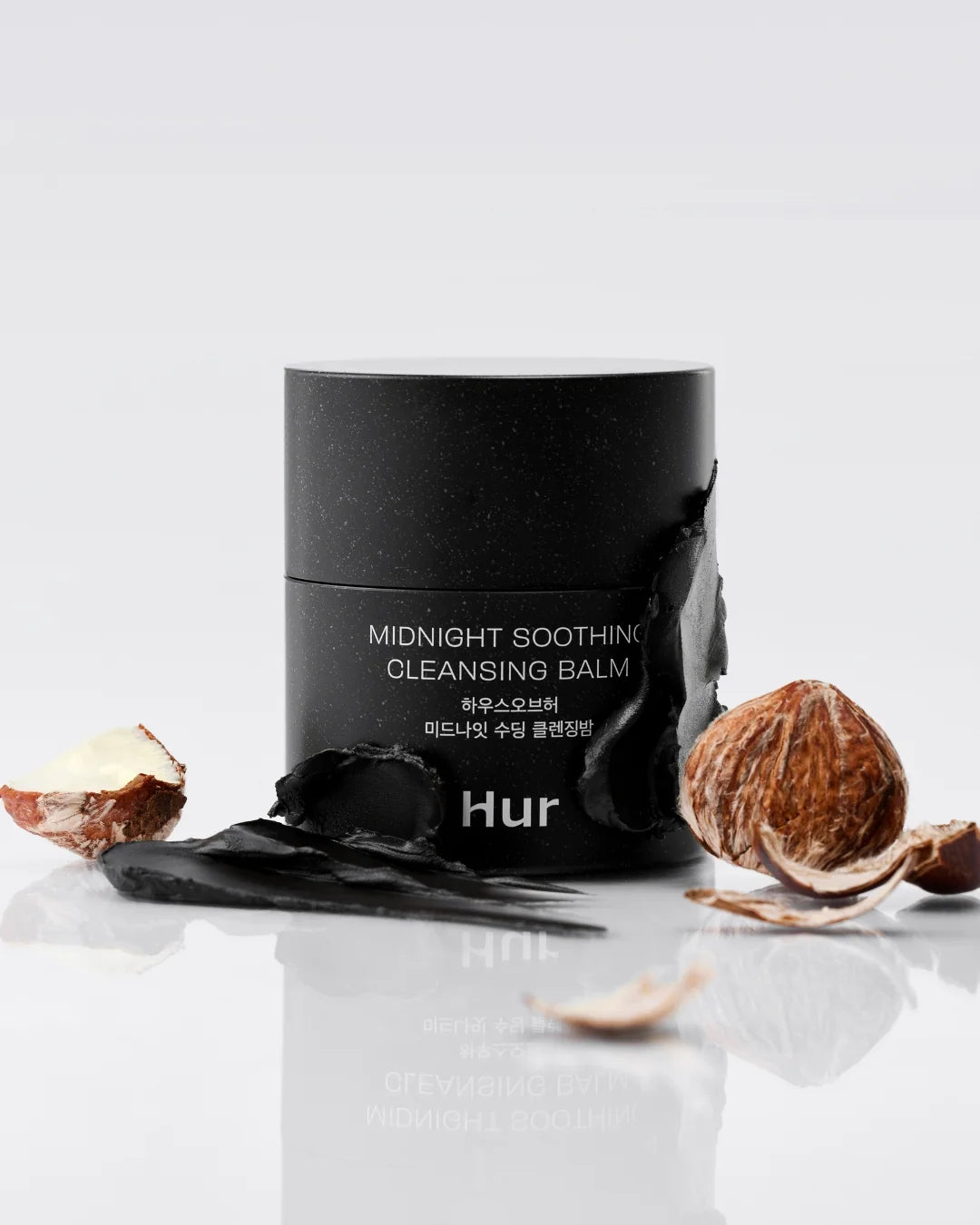 House of Hur Midnight Soothing Cleansing Balm met de zwarte balmtextuur en kastanjeschil