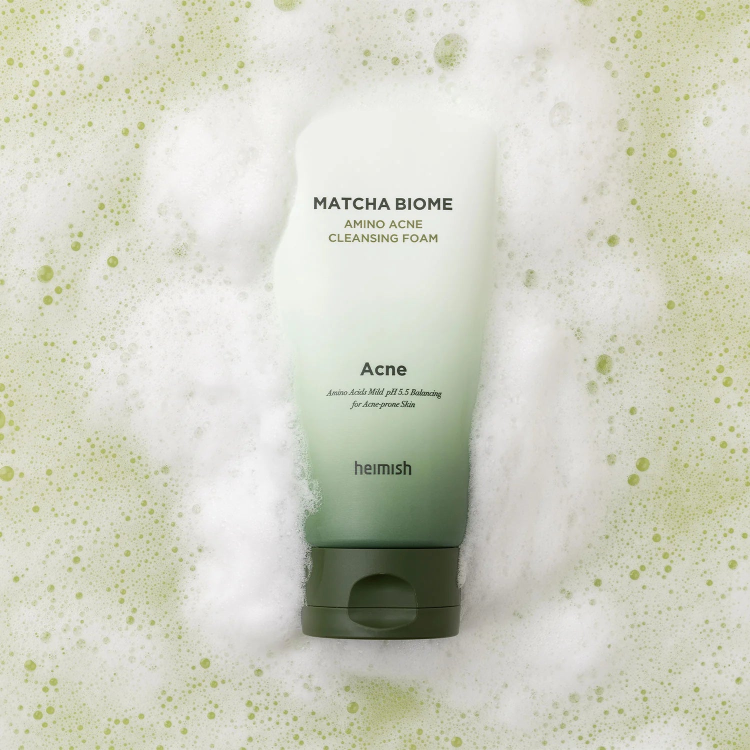 Heimish Matcha Biome Amino Acne Cleansing Foam omringd door schuim