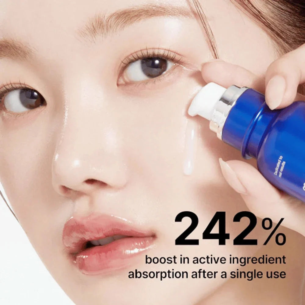 Medicube One Day Exosome Shot 7500 wordt op de wang aangebracht, 242 procent meer opname van werkstoffen