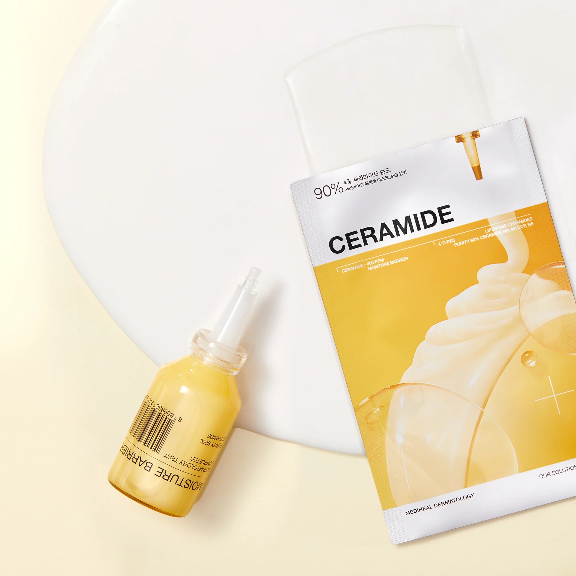 Romige essence van het Mediheal Ceramide masker naast de ampul