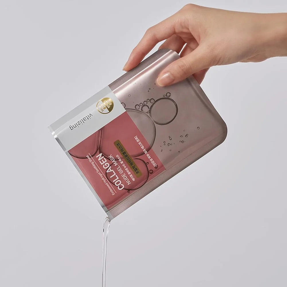 Hand houdt Mediheal Collagen Nude Gel Mask vast waar de essence uit het sachet loopt