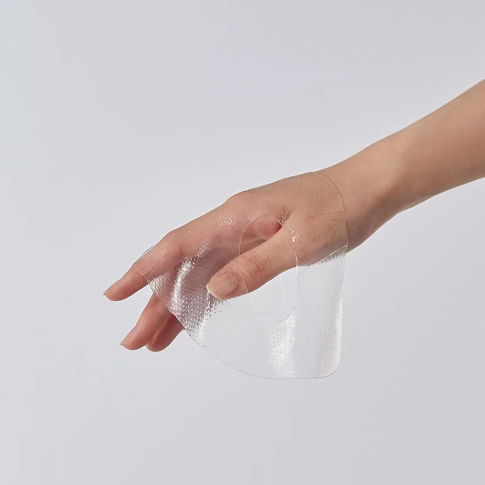 Doorzichtig hydrogelvel van het Mediheal Collagen Nude Gel Mask over een hand gedrapeerd