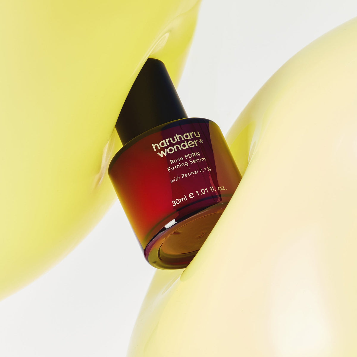 Flesje Haruharu Wonder Rose PDRN Firming Serum tussen gele vormen