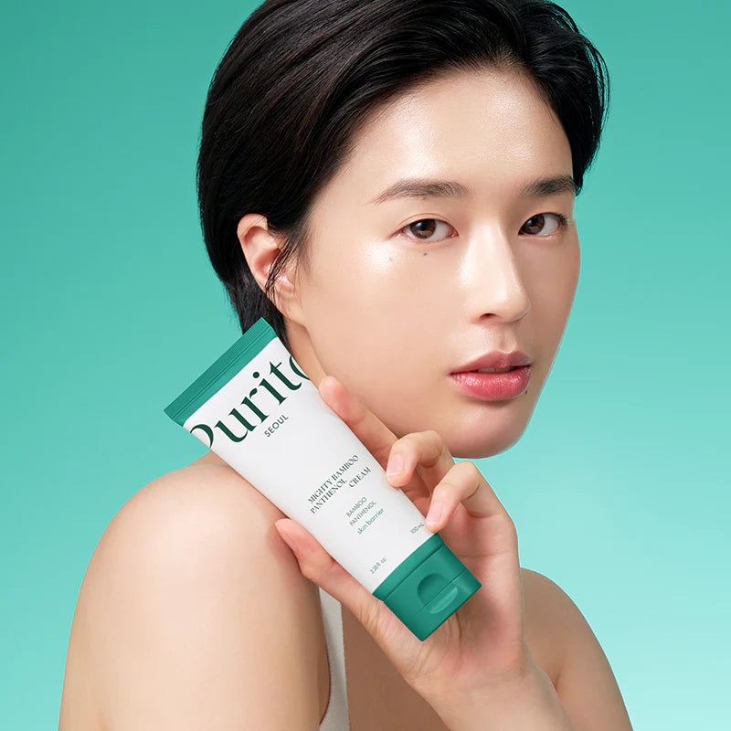 Vrouw houdt de PURITO Mighty Bamboo Panthenol Cream tube tegen haar schouder