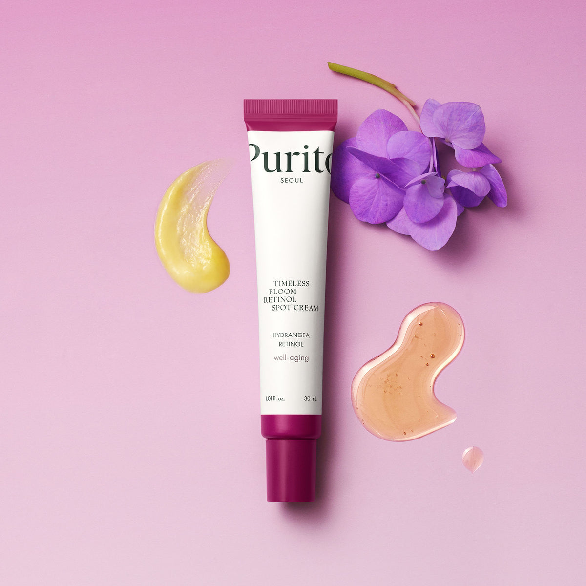 PURITO Timeless Bloom Retinol Spot Cream met crème, olie en hortensia op roze achtergrond