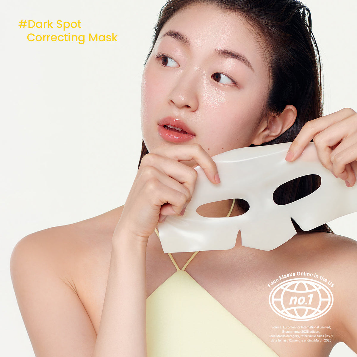 Model houdt het Biodance Radiant Vita Niacinamide sheetmasker vast, brightening mask