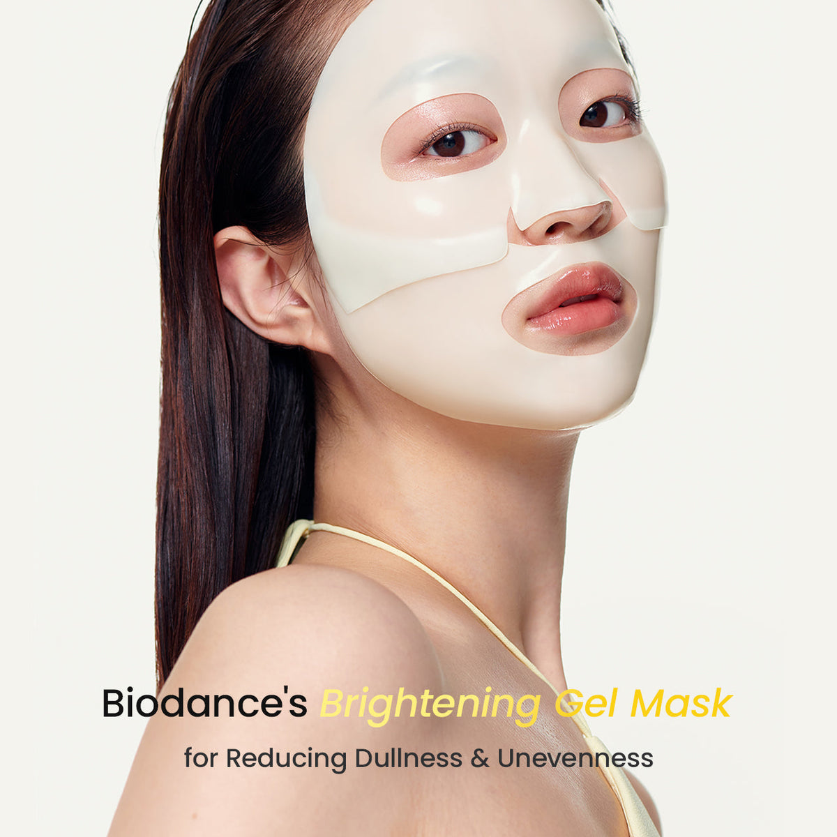 Model draagt het Biodance Radiant Vita Niacinamide Real Deep Mask op het gezicht