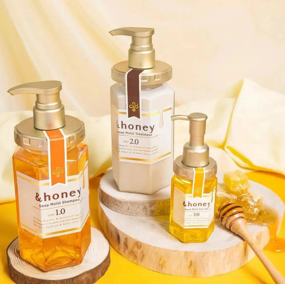 &honey Deep Moist Conditioner 2.0 met shampoo en haarolie op een houten plank met honing
