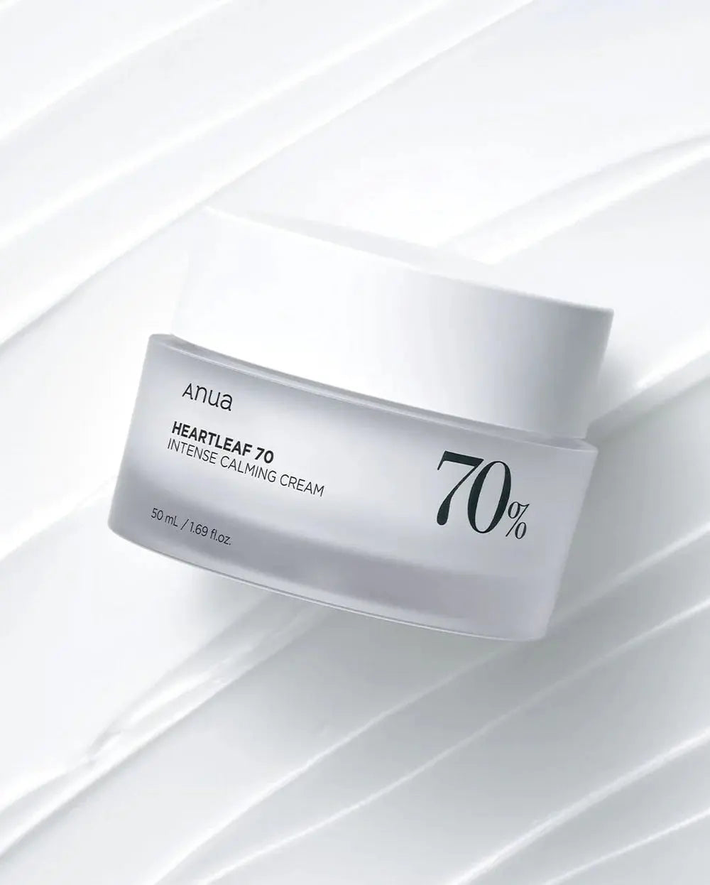 Anua Heartleaf 70 Intense Calming Cream op een laag uitgestreken crème