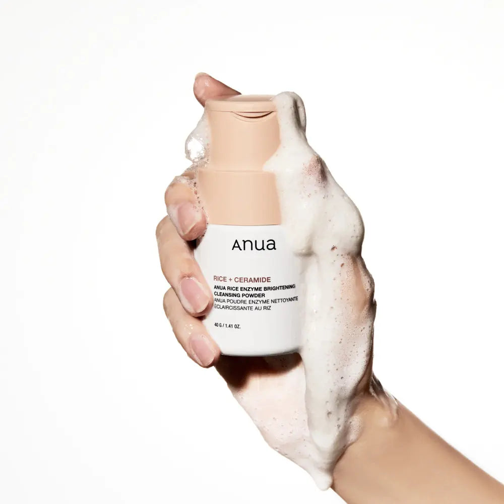 Anua Rice Enzyme Brightening Cleansing Powder vormt schuim in de hand
