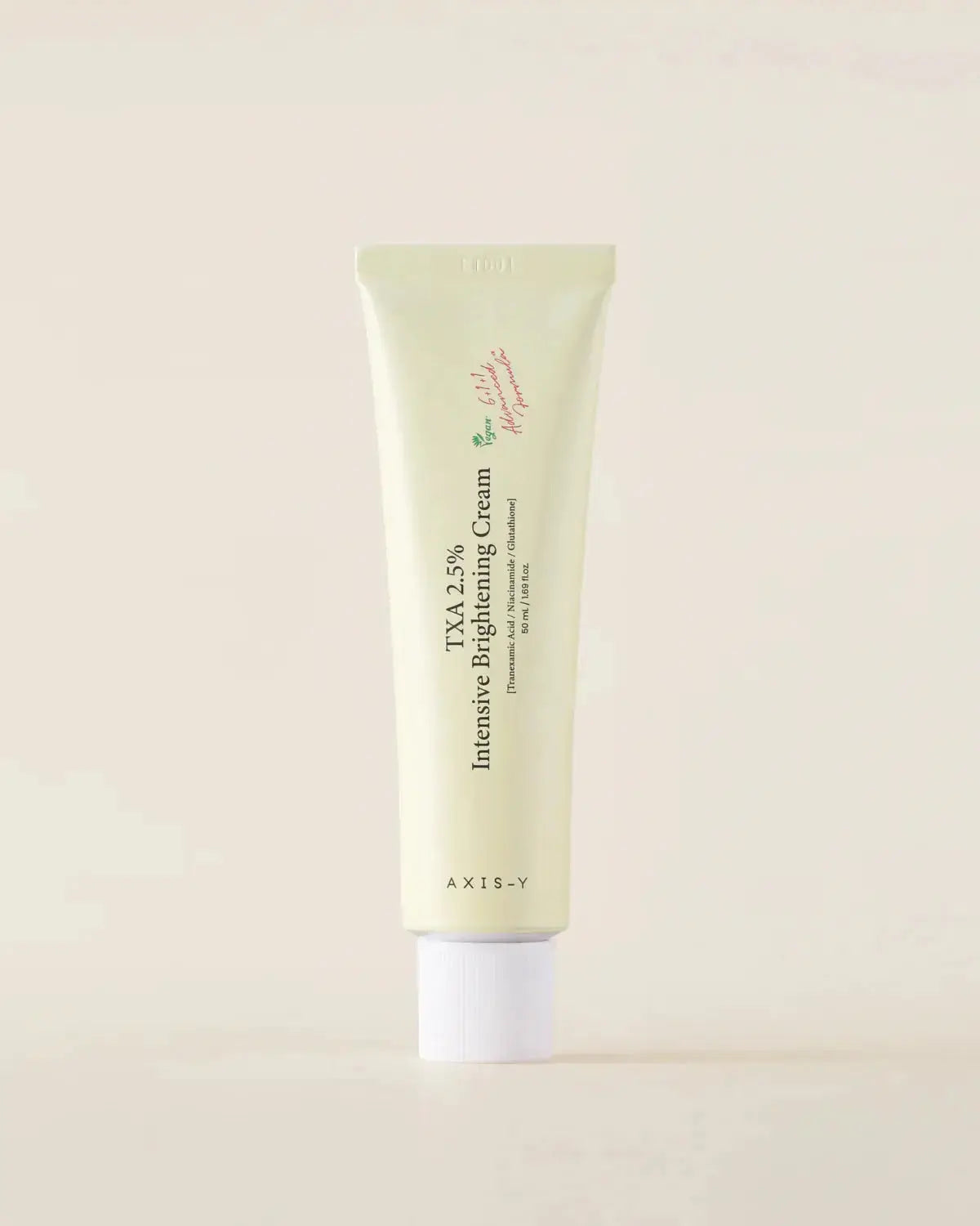 AXIS-Y TXA 2.5% Intensive Brightening Cream, tube op een beige achtergrond