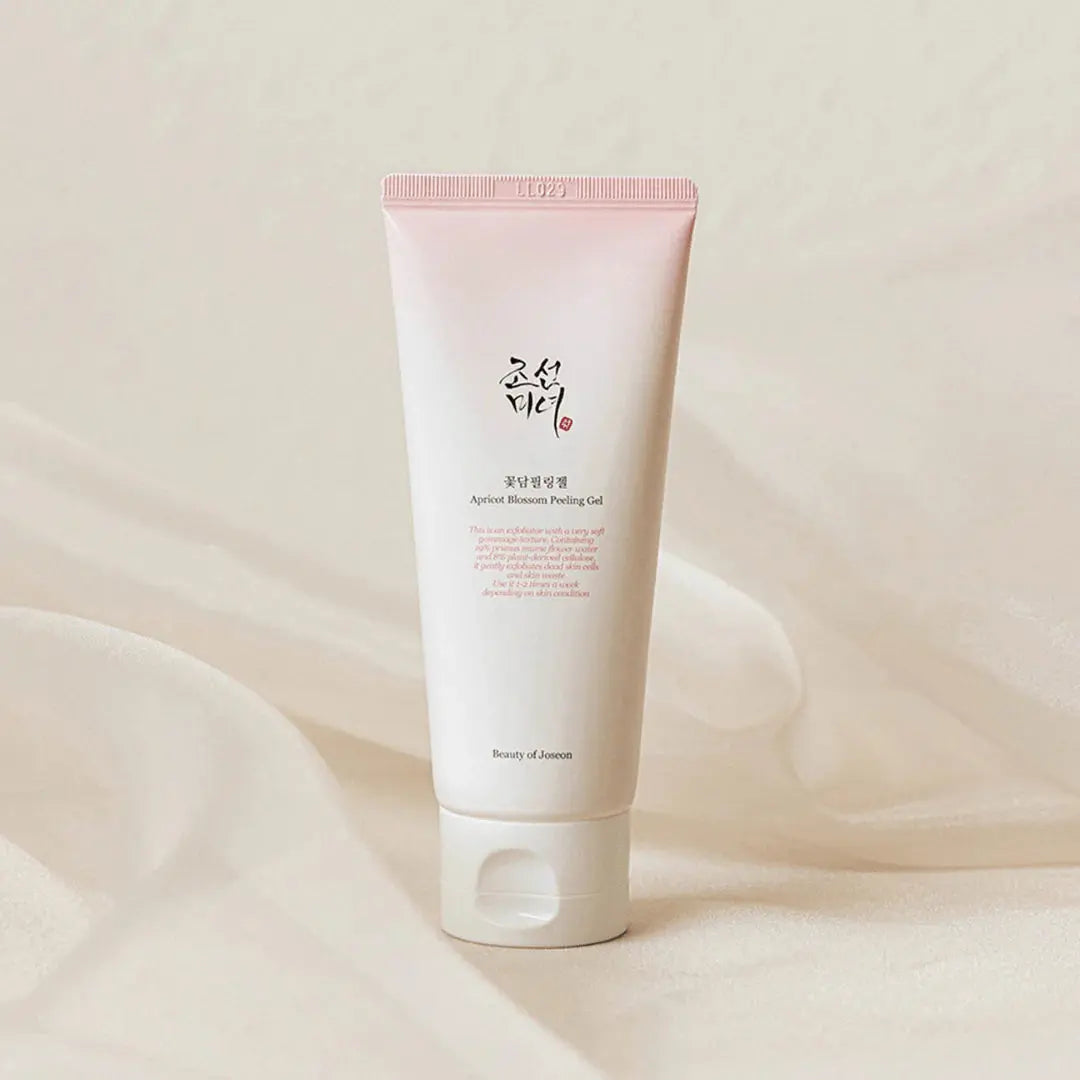 Beauty of Joseon Apricot Blossom Peeling Gel 100 ml in roze tube op zachte stof