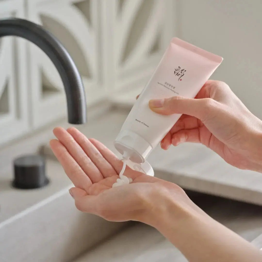 Beauty of Joseon Apricot Blossom Peeling Gel wordt bij de wastafel in de handpalm geknepen