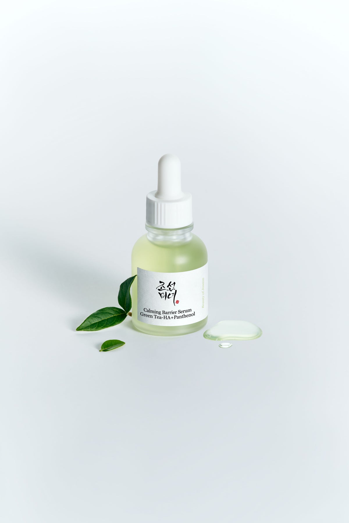 Beauty of Joseon Calming Barrier Serum 30ml rechtop met groen blad en dop met pipet