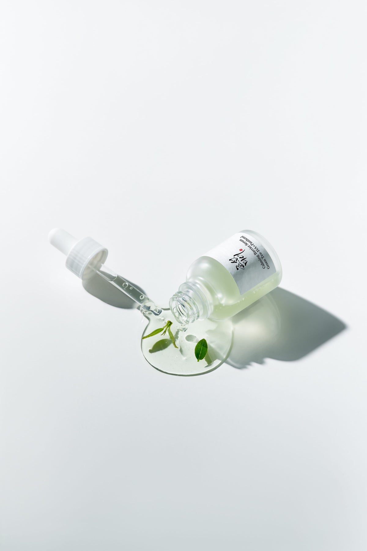 Beauty of Joseon Calming Barrier Serum liggend flesje met pipet en heldere druppels serum op een witte ondergrond
