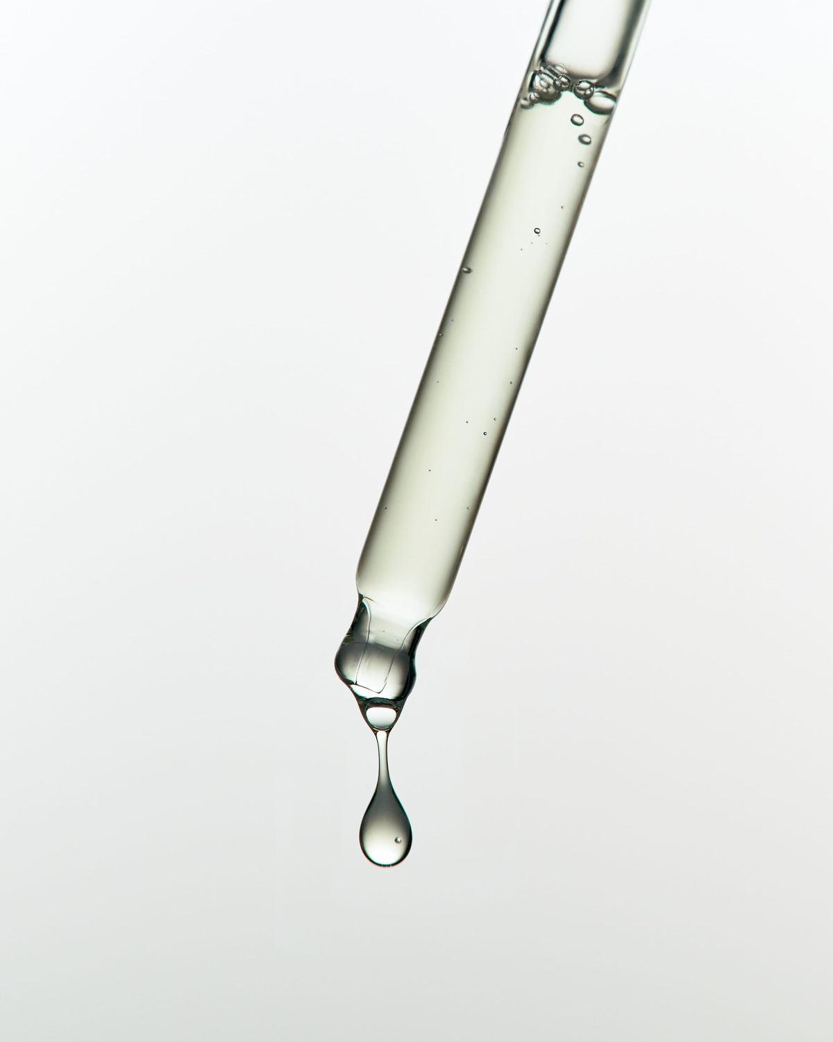 Pipet van de Beauty of Joseon Calming Barrier Serum met een druppel lichtgroen serum