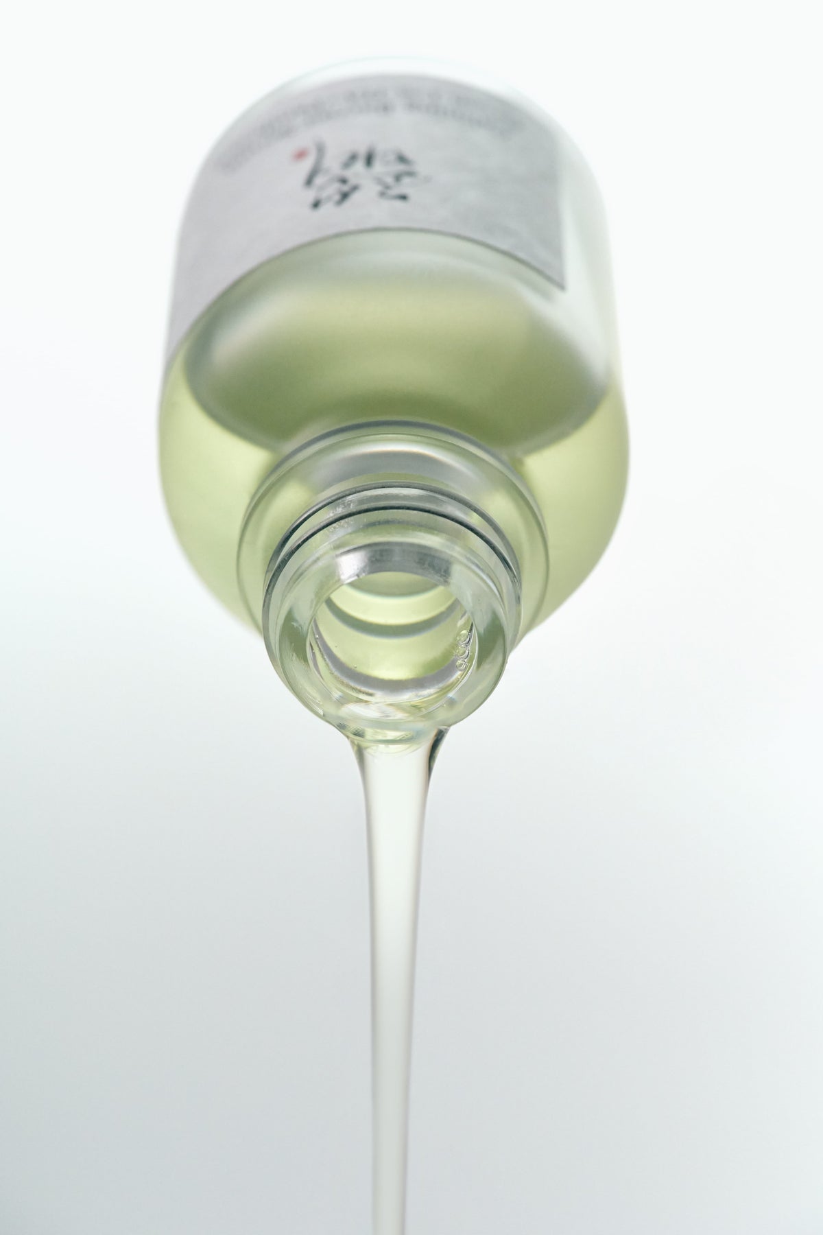 Lichtgroen Beauty of Joseon Calming Barrier Serum dat uit het open flesje stroomt