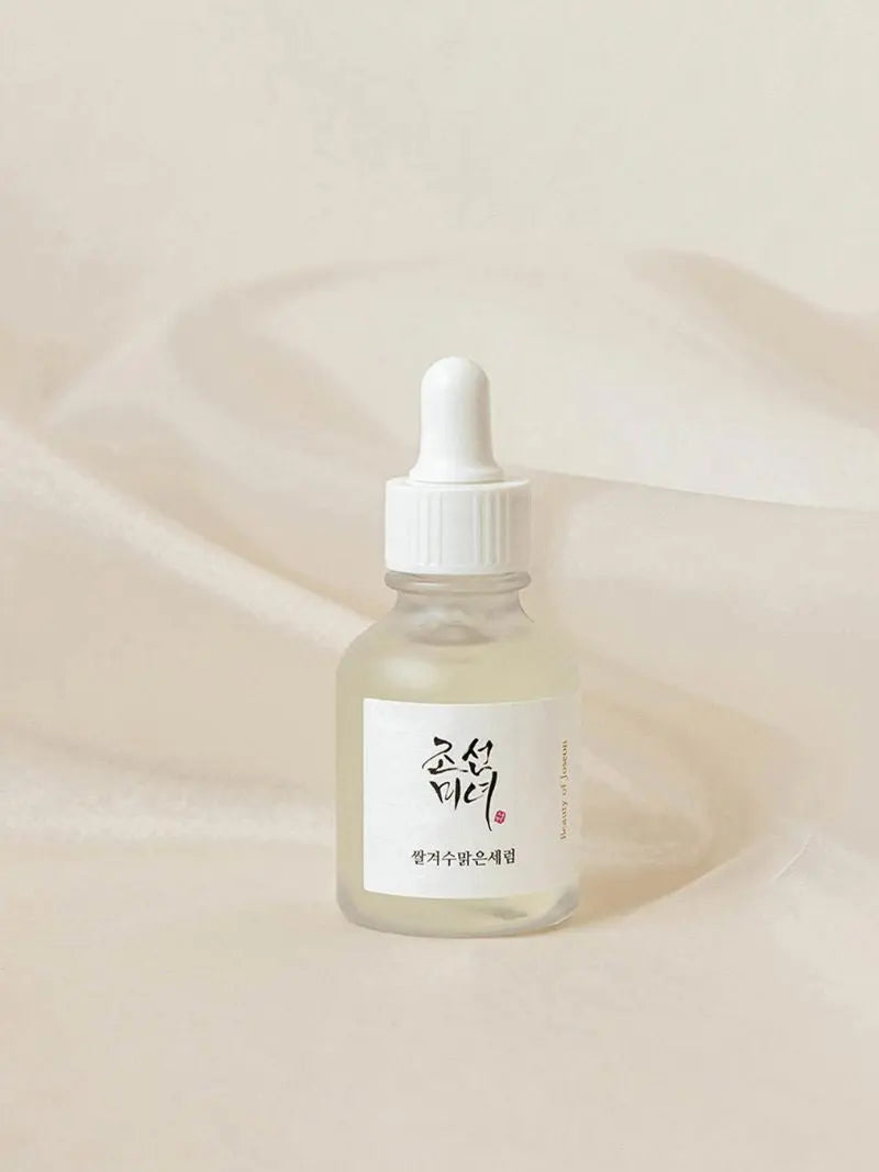 Beauty of Joseon Glow Deep Serum: Rice + Alpha Arbutin, flacon op zachte beige stof