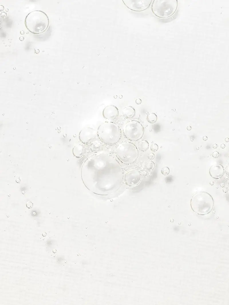 Beauty of Joseon Glow Deep Serum: Rice + Alpha Arbutin, close-up van de heldere textuur met luchtbelletjes