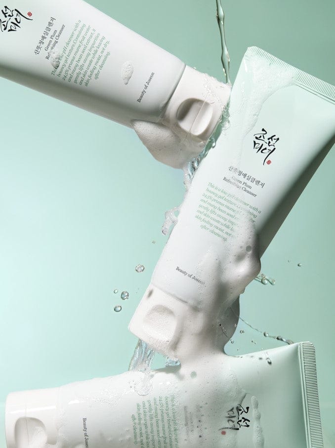 Handen met het schuim van Beauty of Joseon Green Plum Refreshing Cleanser