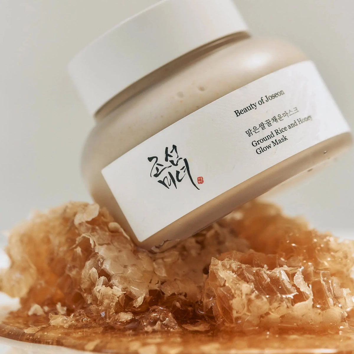 Beauty of Joseon Ground Rice and Honey Glow Mask, pot op een stuk honingraat