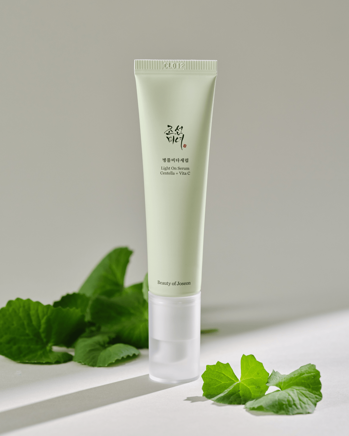 Tube Beauty of Joseon Light On Serum: Centella + Vita C 30ml met centellabladeren