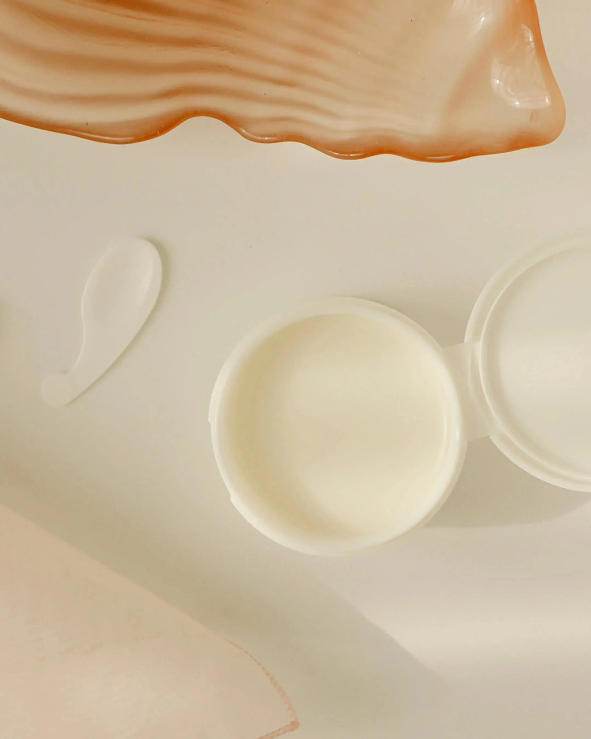 Beauty of Joseon Radiance Cleansing Balm, geopende pot met een veeg balm