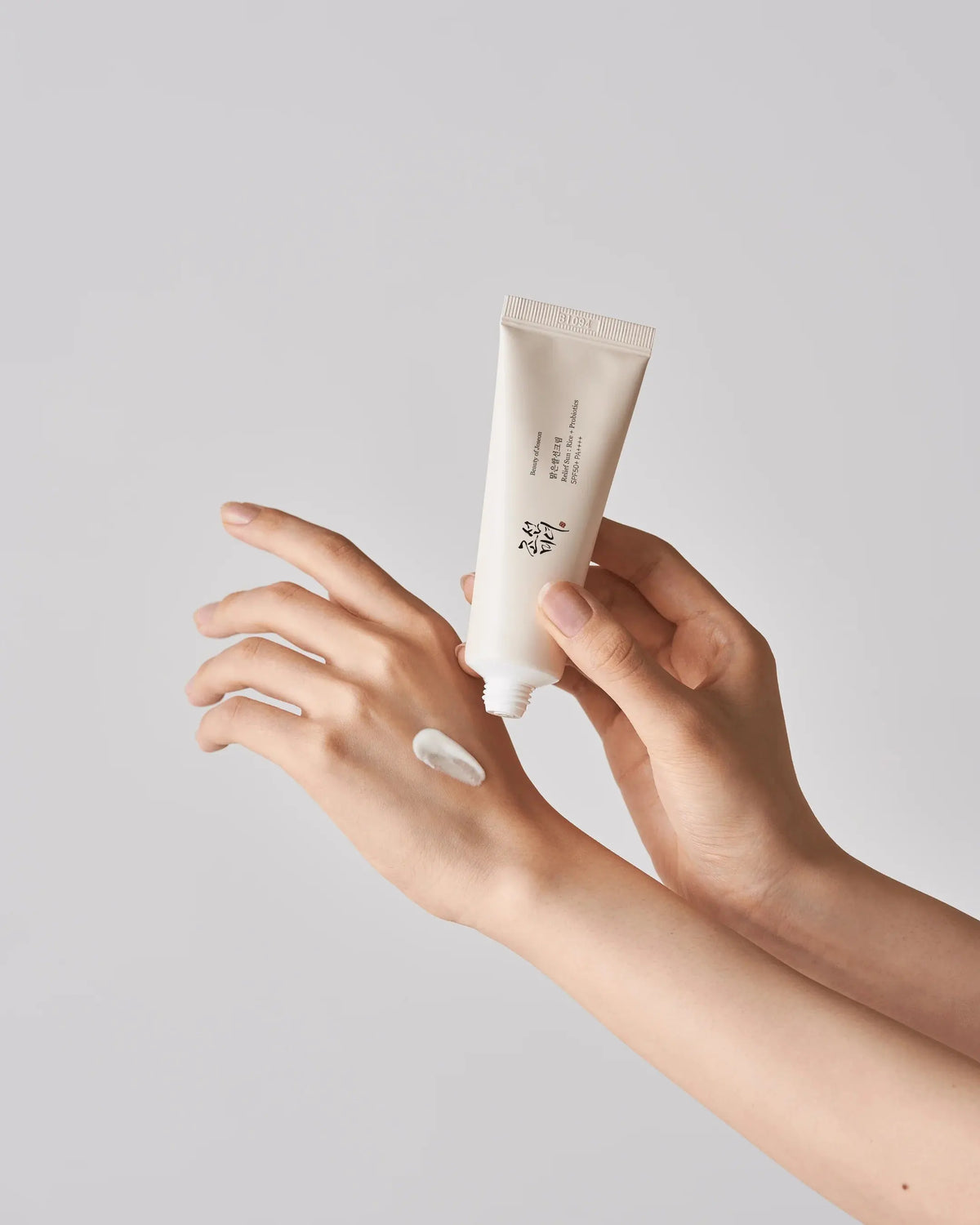 Beauty of Joseon Relief Sun: Rice + Probiotics SPF50+ PA++++ wordt op de hand aangebracht