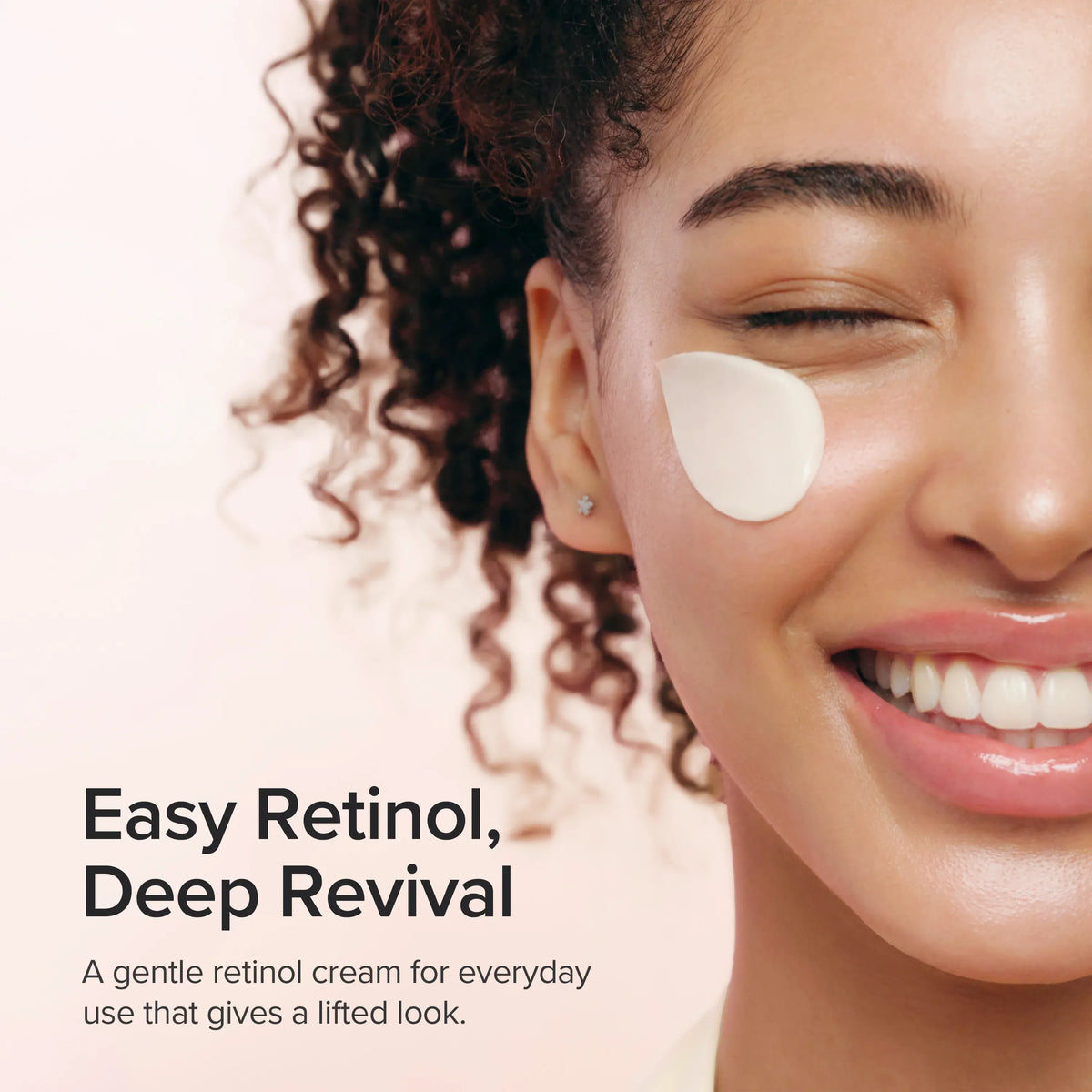 Model met een streep Beauty of Joseon Revive Firming Moisturizer op haar wang: makkelijke retinol voor een geliftte look