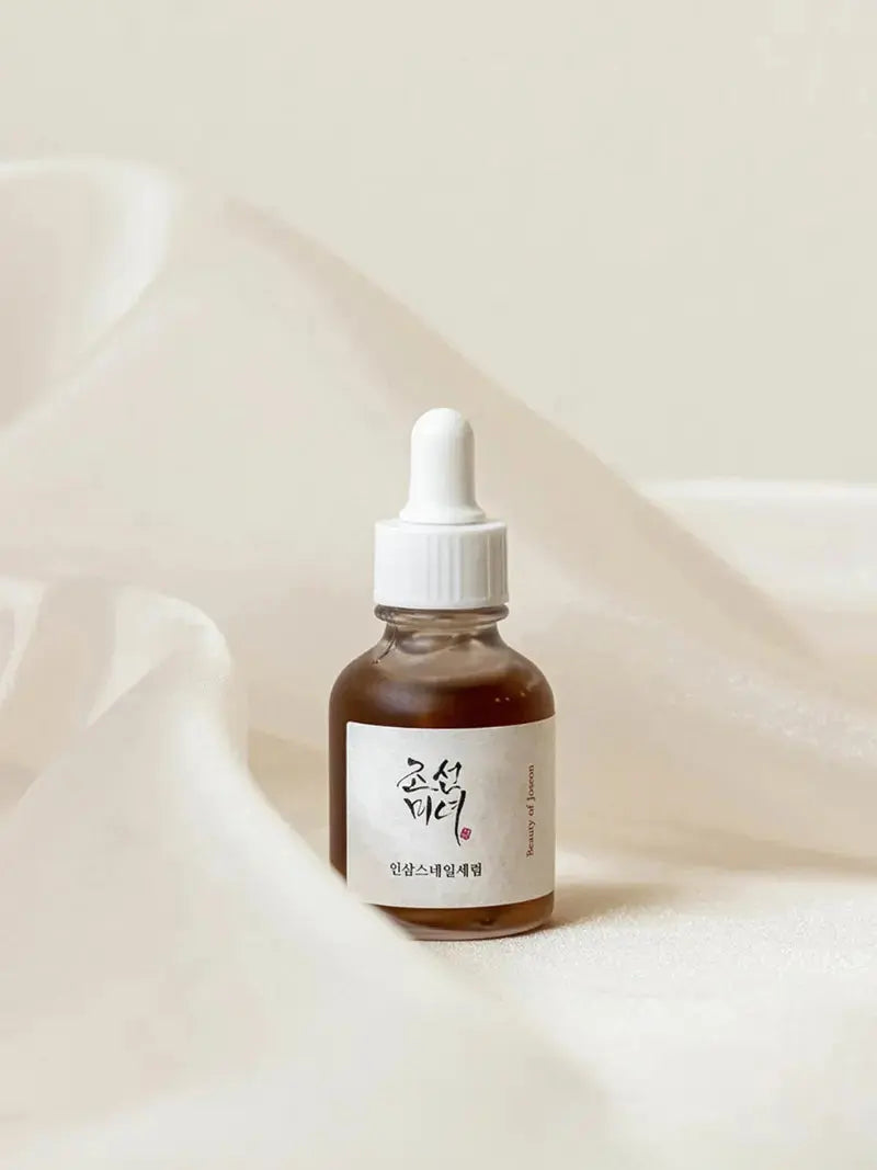 Beauty of Joseon Revive Serum: Ginseng + Snail Mucin, bruine flacon op zachte witte stof