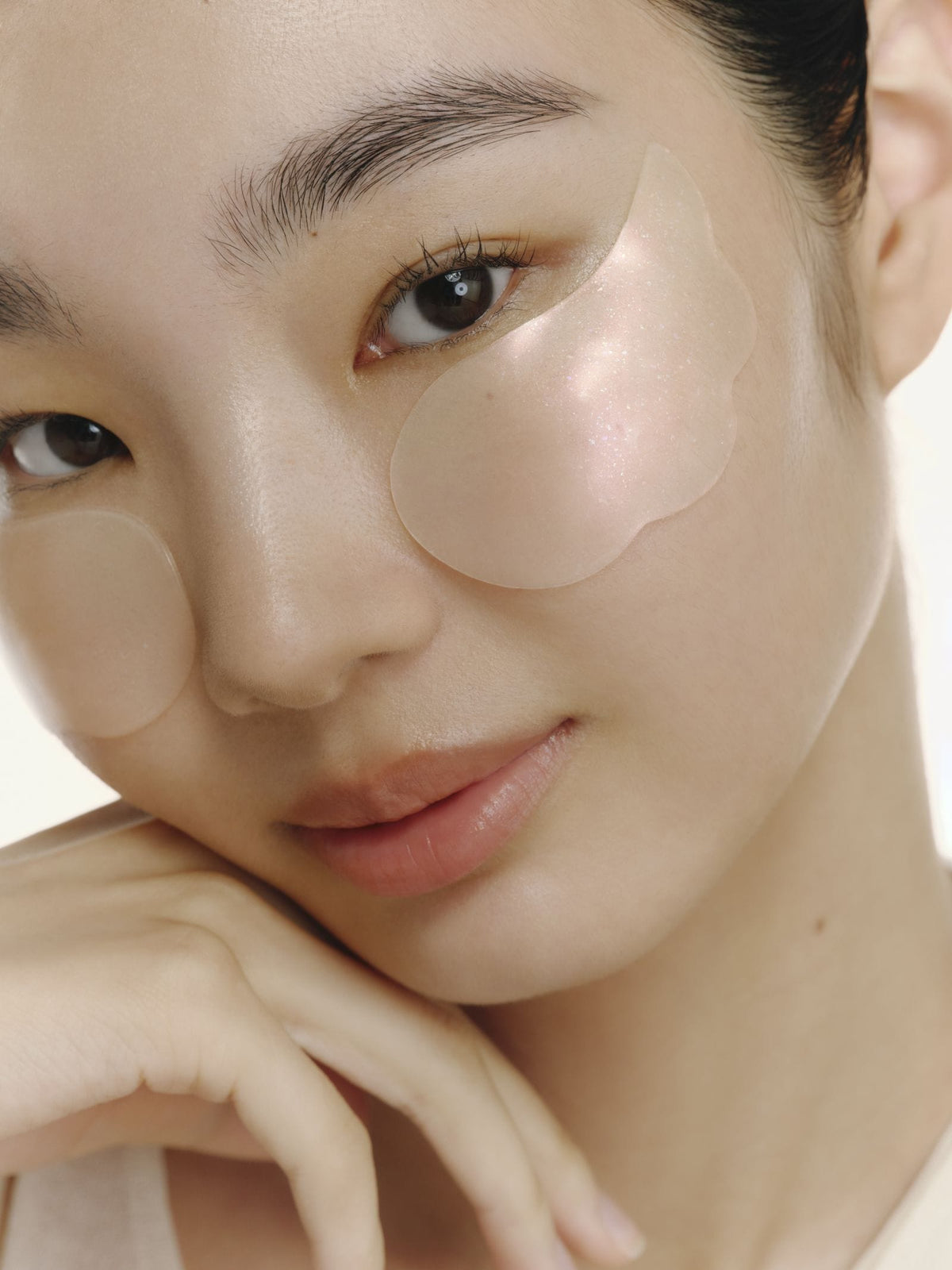 Close-up van de glanzende Beauty of Joseon Revive Under Eye Patch onder het oog