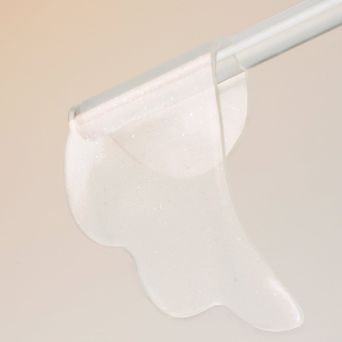 Vleugelvormige hydrogel-oogpatch van Beauty of Joseon op het spateltje