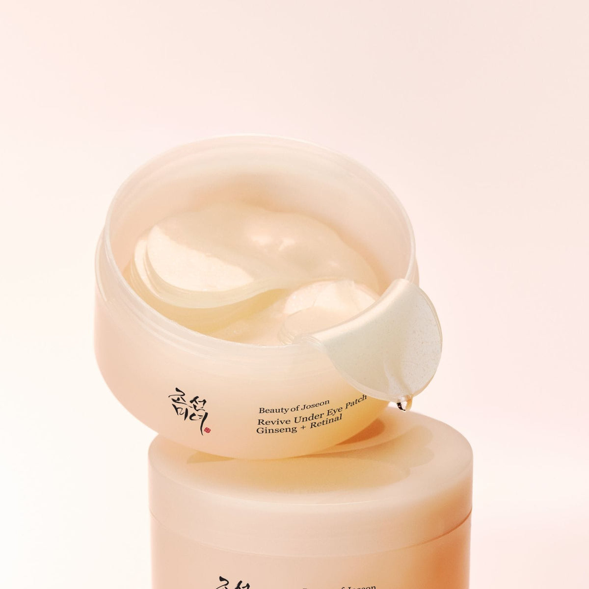 Pot Beauty of Joseon Revive Under Eye Patch met patch op het spateltje