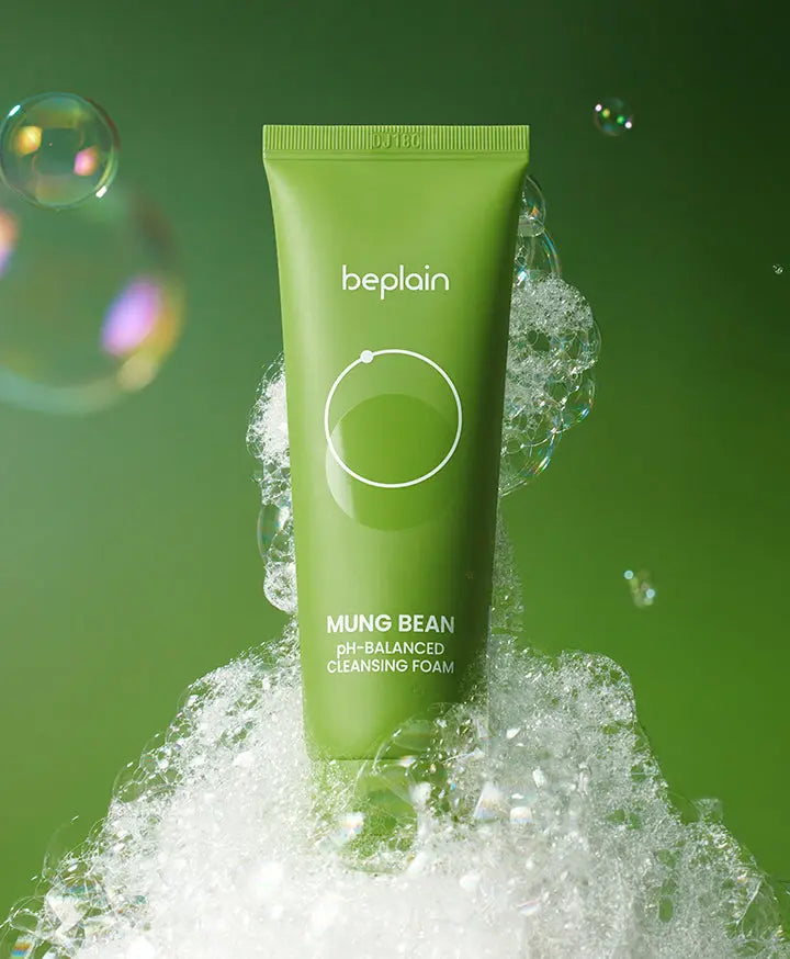 Tube beplain Mung Bean pH-balanced Cleansing Foam tussen zachte schuimbelletjes op groene achtergrond