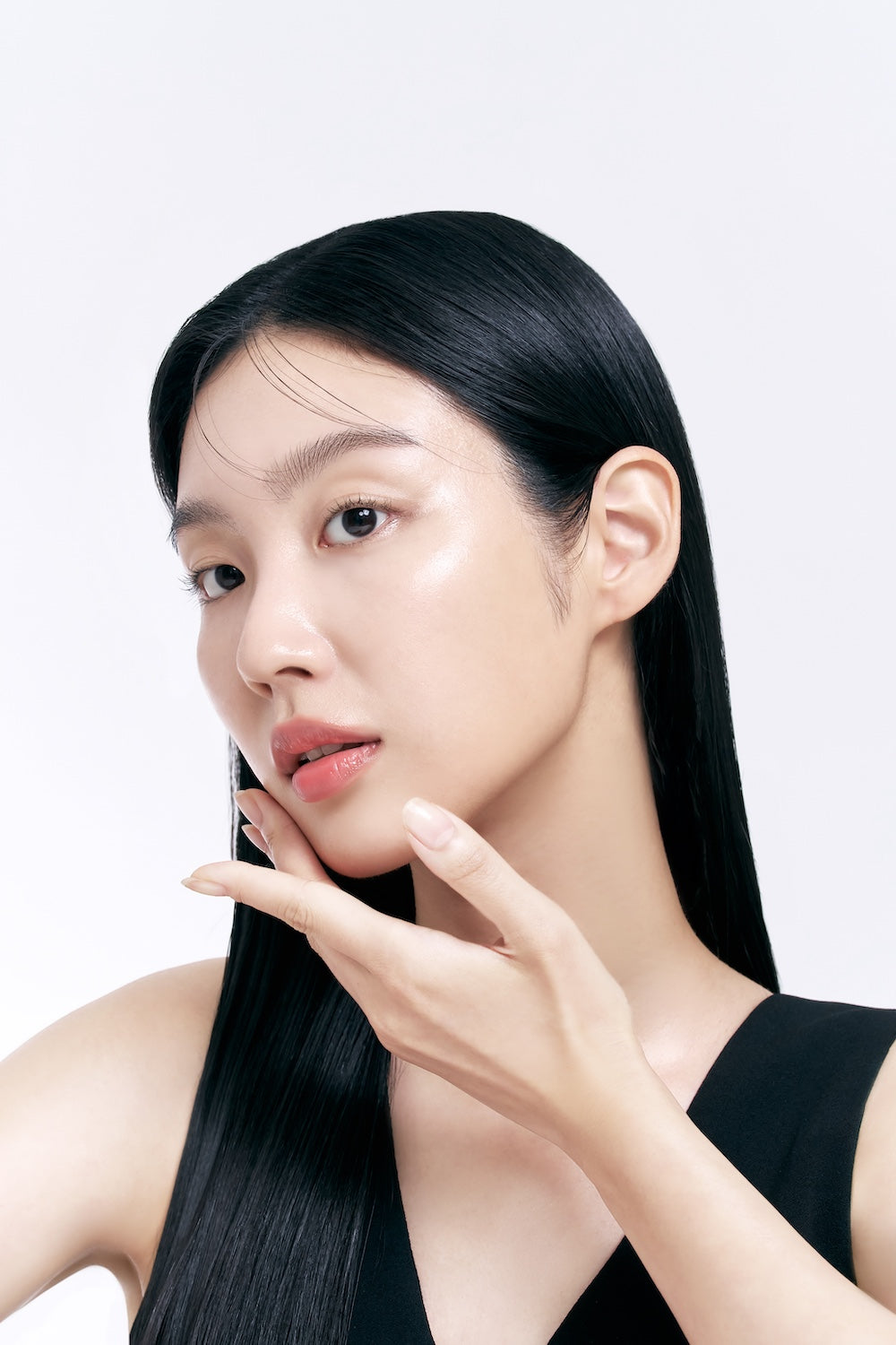 Model met een gladde, stralende huid naast het Celimax Retinol Shot Serum