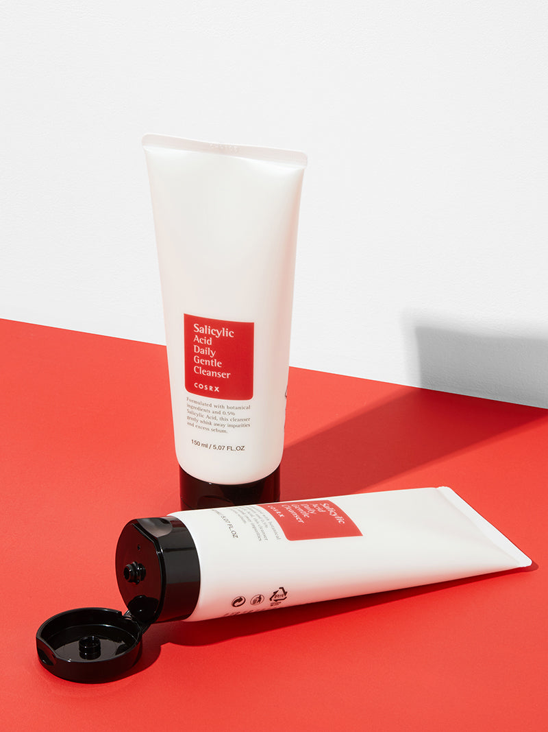 COSRX Salicylic Acid Daily Gentle Cleanser, twee tubes op een rode trap