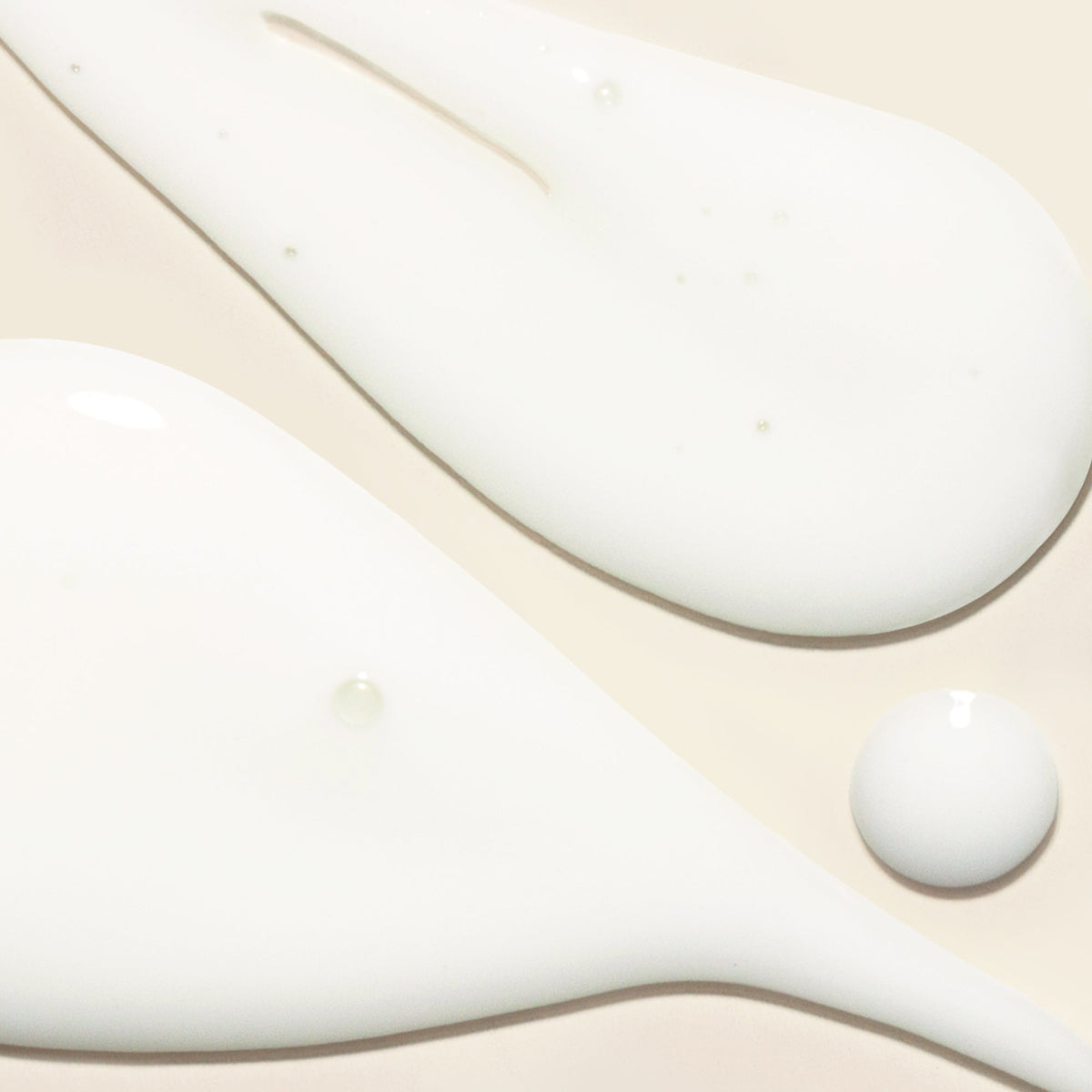 Melkachtige, lichte textuur van het Haruharu Night Knight retinol serum op beige achtergrond