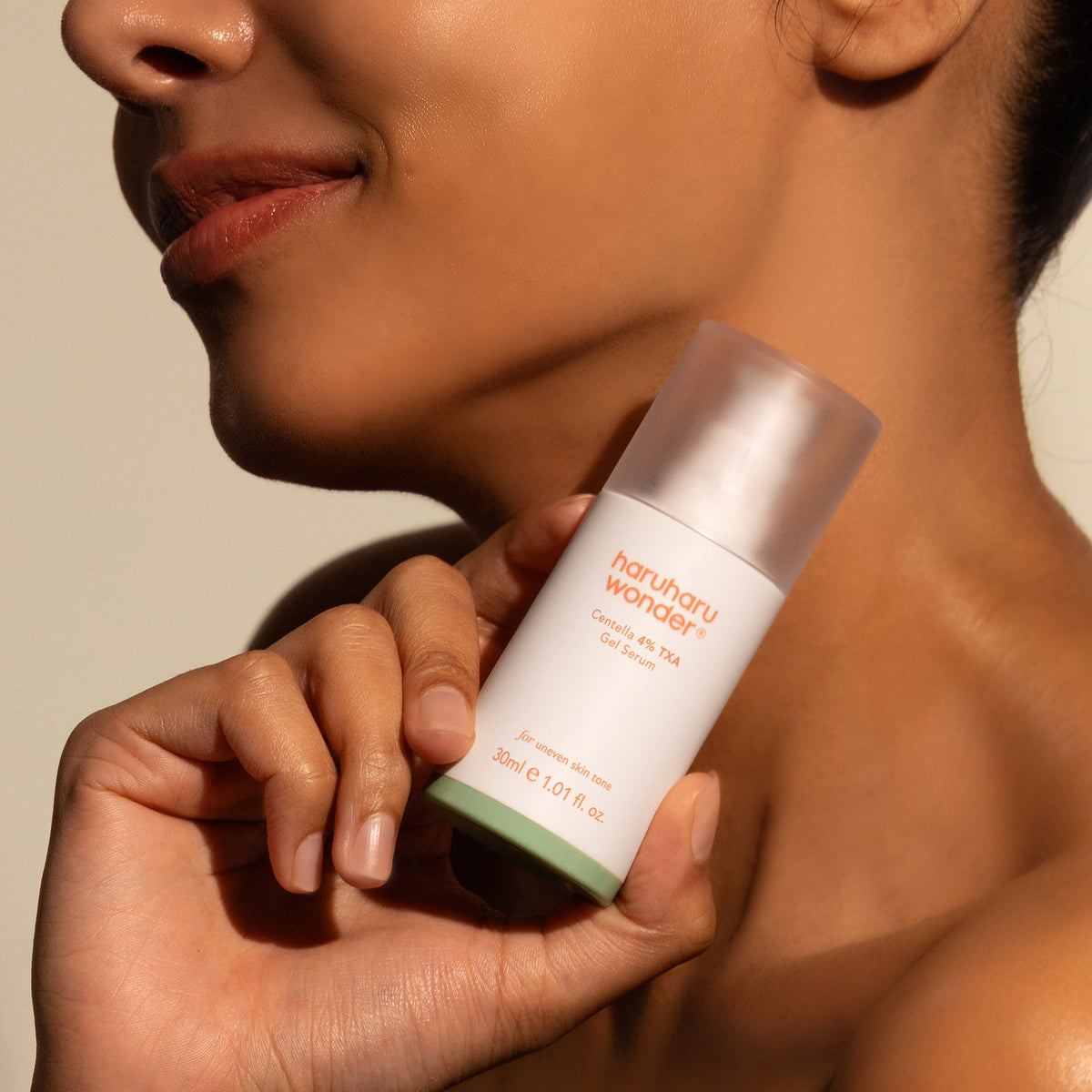 Model met Haruharu Wonder 4% TXA Dark Spot Go Away Serum tegen donkere vlekken en pigmentvlekken