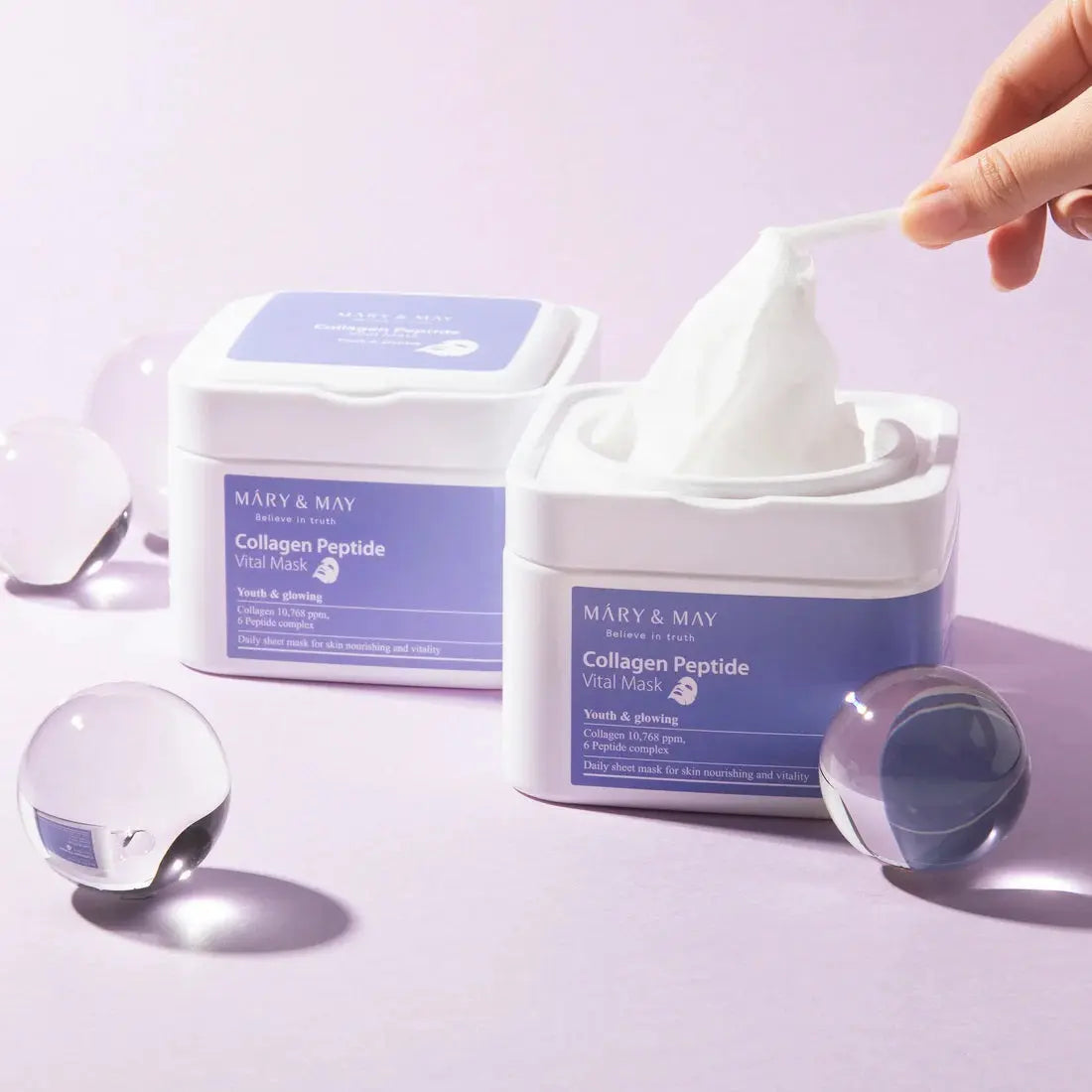Mary & May Collagen Peptide Vital Mask, hand trekt een masker uit de pot