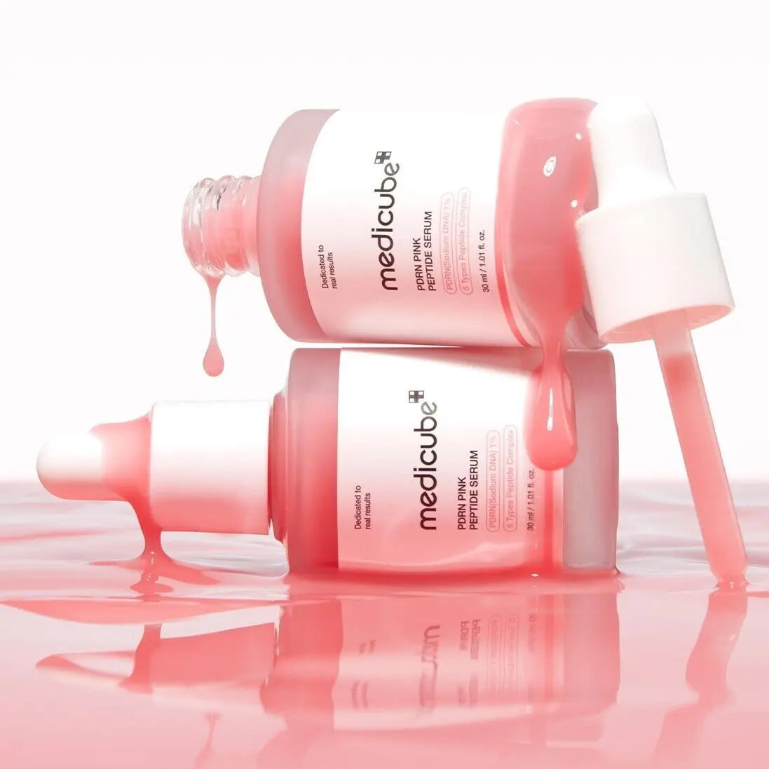 Medicube PDRN Pink Peptide Serum, twee flacons met druipend roze serum