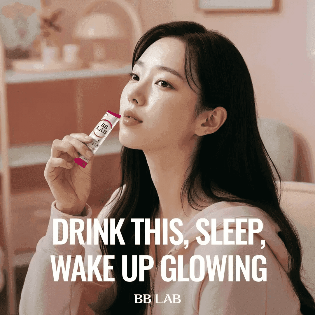 Vrouw met een stick Nutrione BB LAB Goodnight Low Molecular Collagen voor het slapengaan