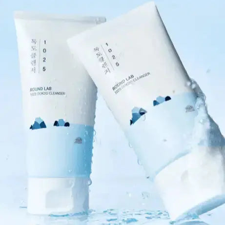 Round Lab 1025 Dokdo Cleanser, twee tubes op een blauwe achtergrond