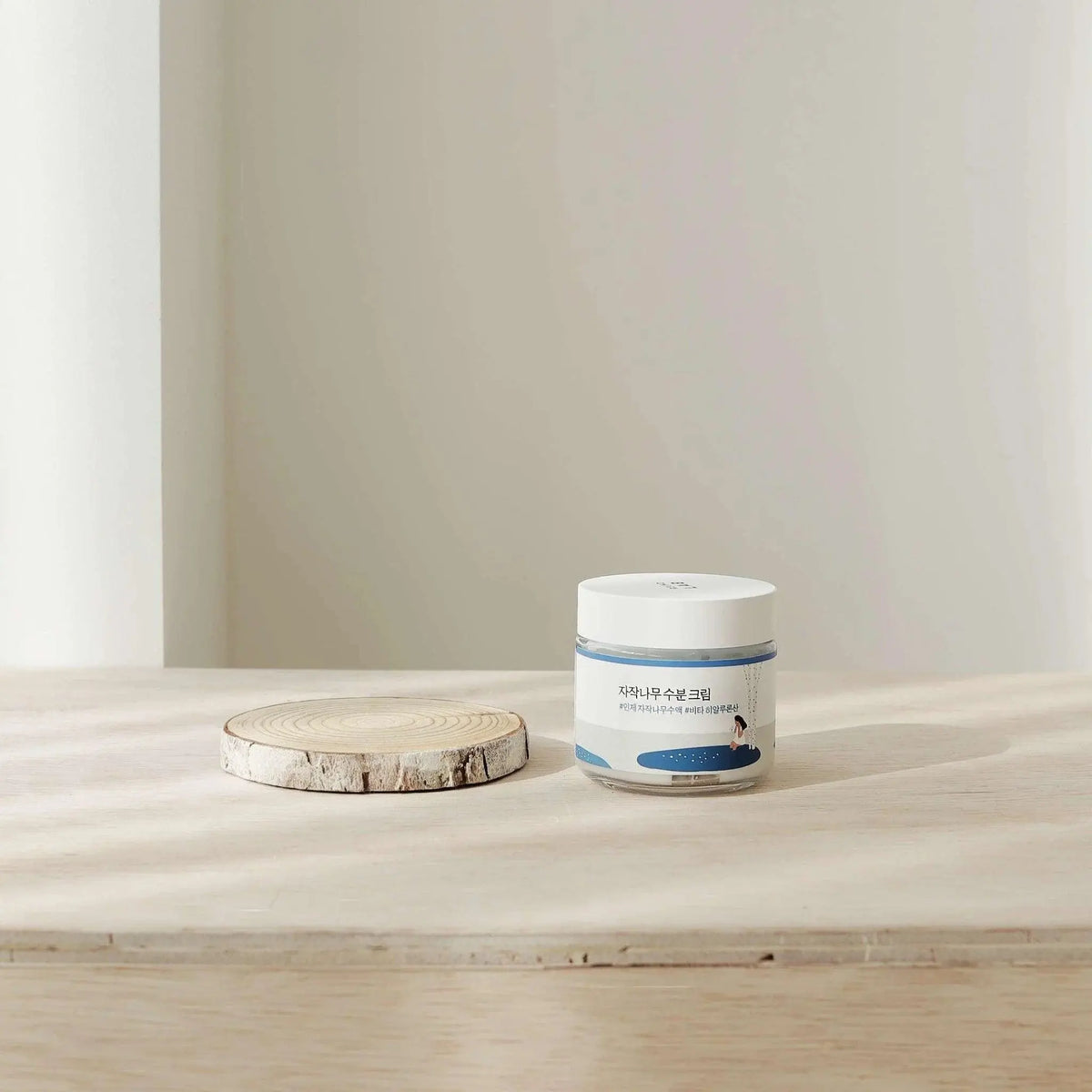 Round Lab Birch Juice Moisturizing Cream, pot op een houten schijfje