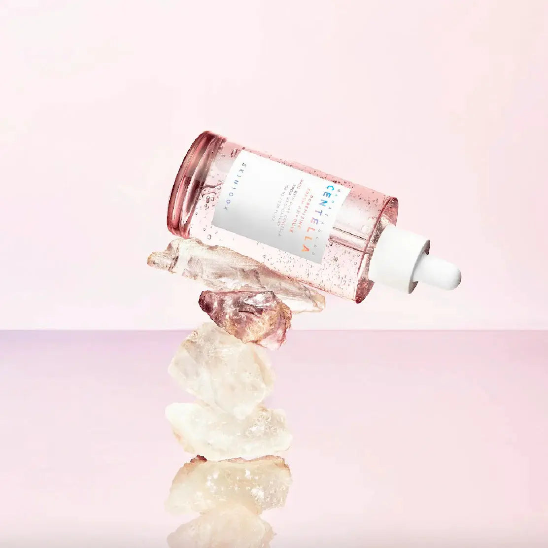 SKIN1004 Poremizing Fresh Ampoule liggend op roze kristallen